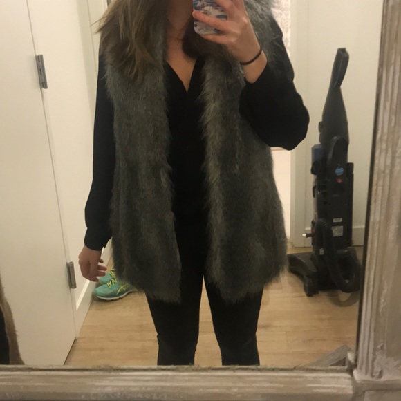 Beautiful Faux fur vest - Picture 3 of 6